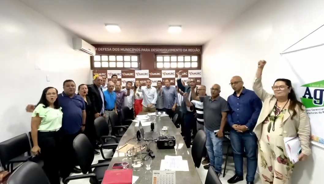 Camacã: Prefeito Paulo do Gás participa de reunião da AMURC para discutir a redução de despesas e outras pautas


